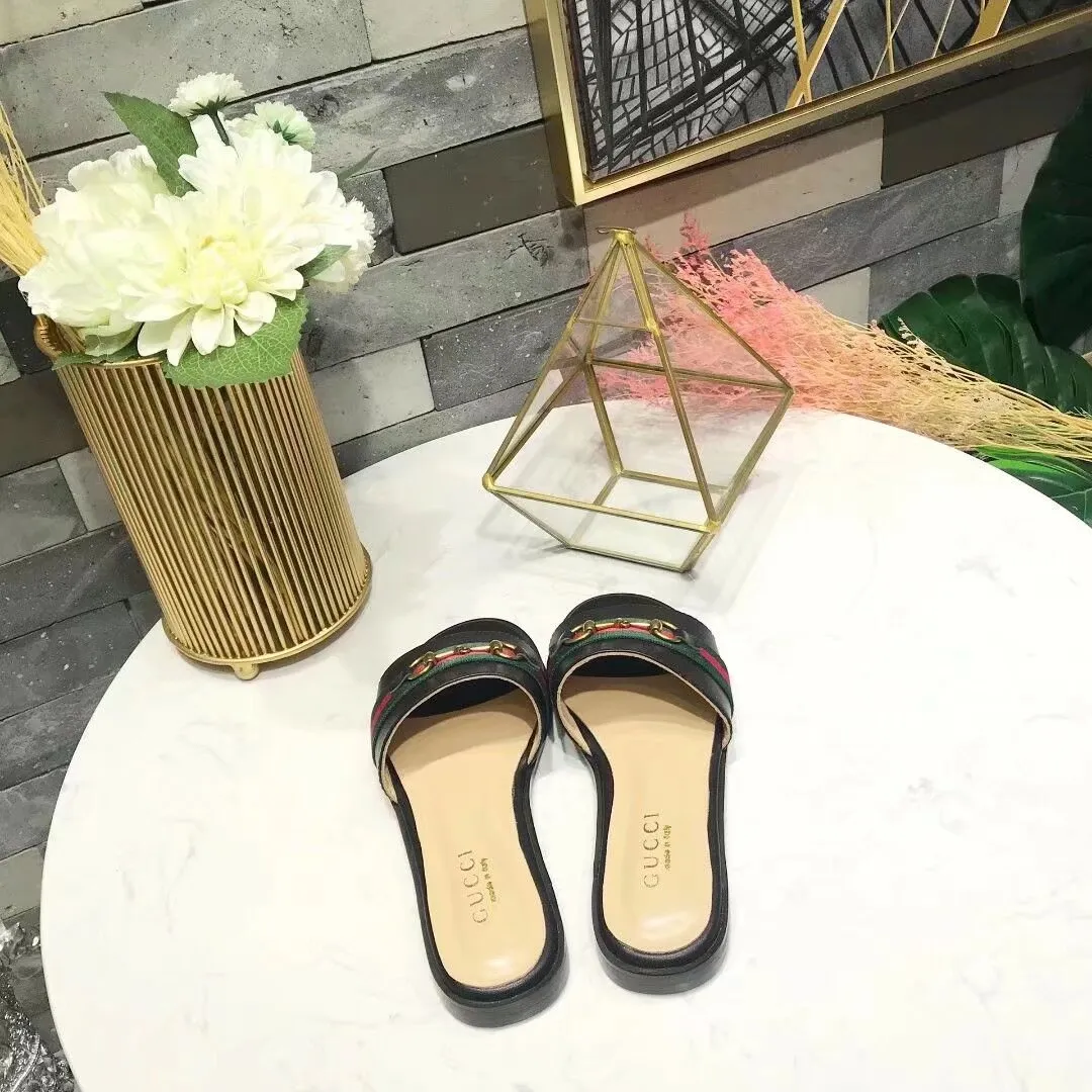 👟👟Ex-factory price 280👟👟 Gucci slippers. All in sheepskin. Sheepskin feet with original GUCCI bronze buckles. High-end atmosphere. Wear-resistant and non-slip branded rubber outsole. 35-42 yards. (41*42 can be customized, non-refundable and non-exchangeable* Welcome new and old customers to sell as shown in the picture)